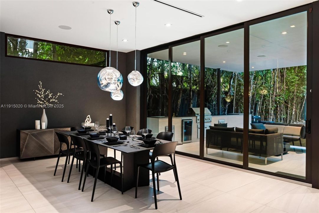 出租: $55,000 (5 贝兹, 5 浴室, 4250 平方英尺)