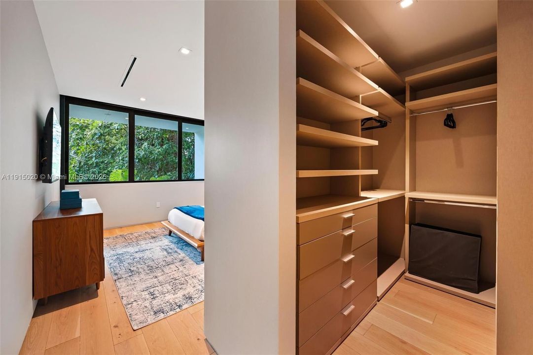 出租: $55,000 (5 贝兹, 5 浴室, 4250 平方英尺)