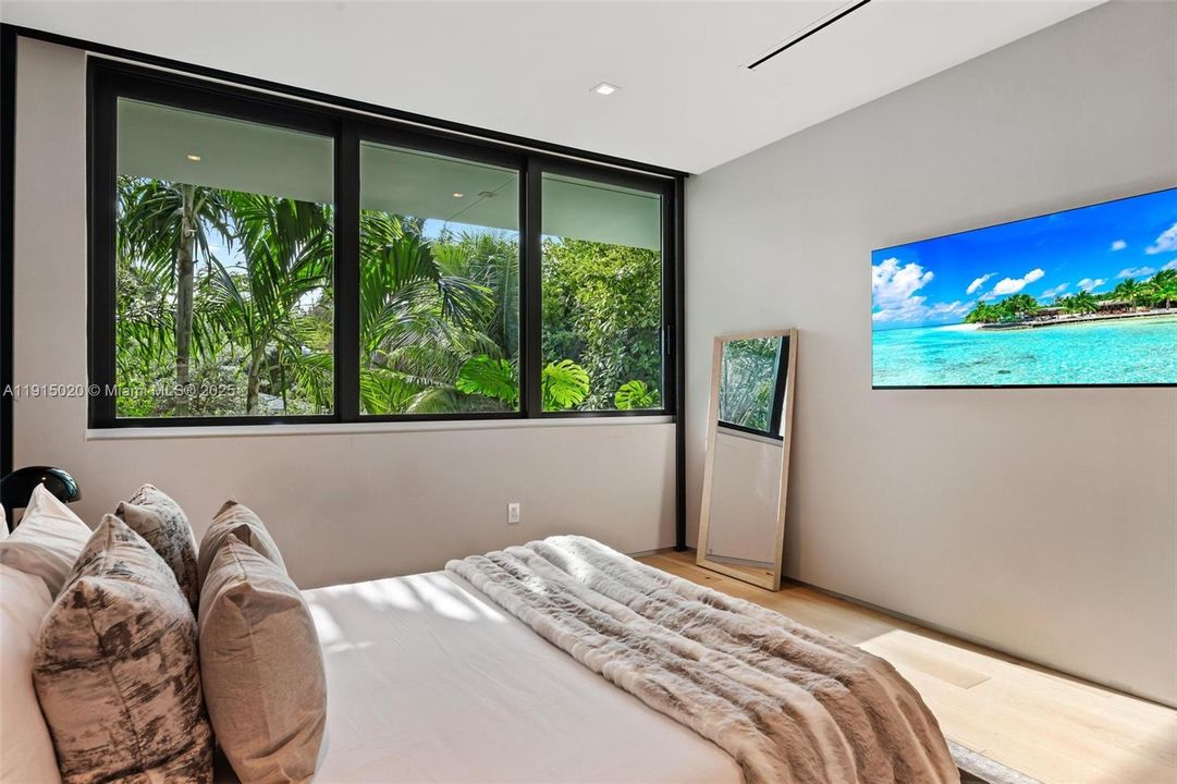 出租: $55,000 (5 贝兹, 5 浴室, 4250 平方英尺)