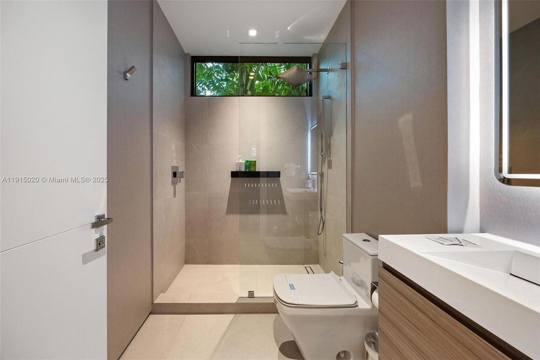 出租: $55,000 (5 贝兹, 5 浴室, 4250 平方英尺)