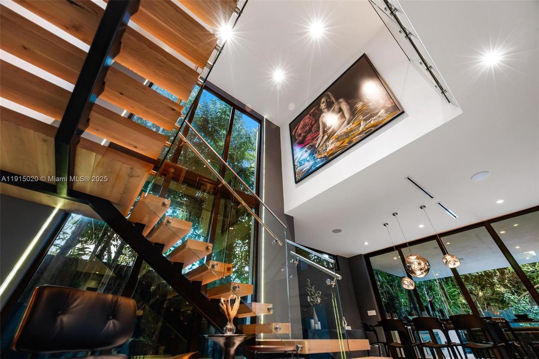 出租: $55,000 (5 贝兹, 5 浴室, 4250 平方英尺)