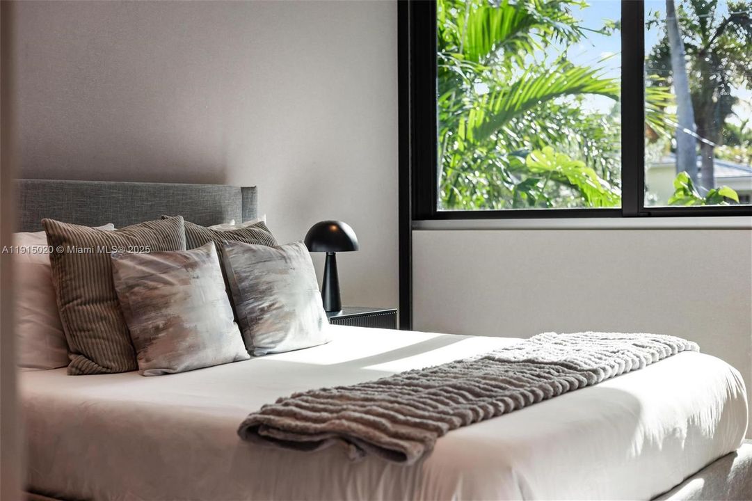 出租: $55,000 (5 贝兹, 5 浴室, 4250 平方英尺)