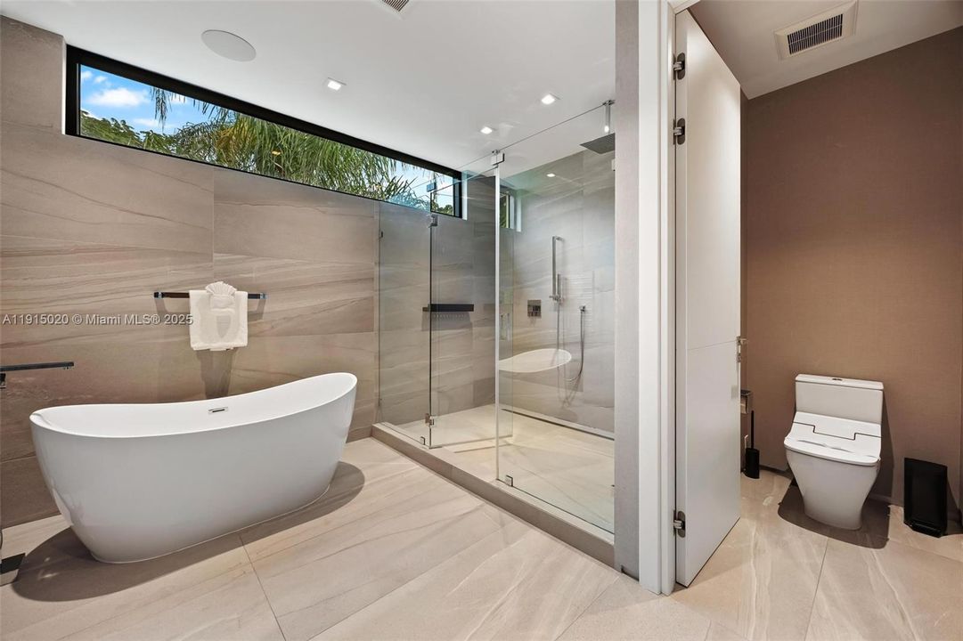 出租: $55,000 (5 贝兹, 5 浴室, 4250 平方英尺)