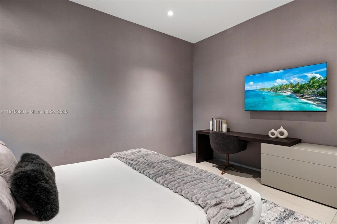 出租: $55,000 (5 贝兹, 5 浴室, 4250 平方英尺)