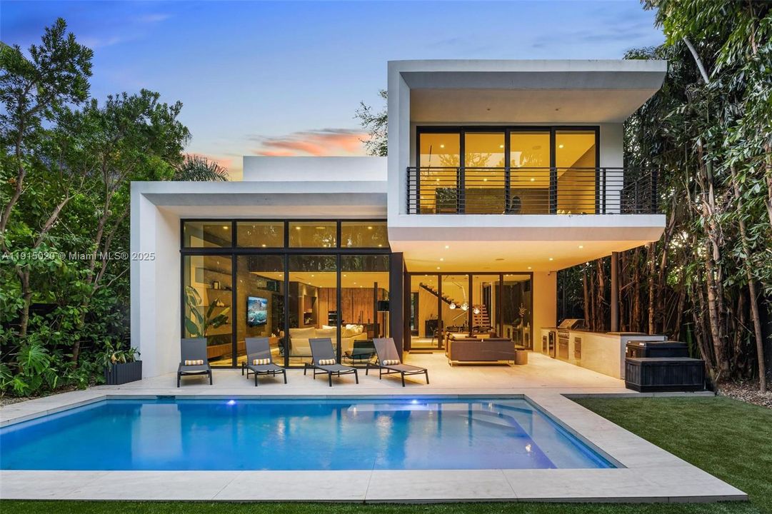 出租: $55,000 (5 贝兹, 5 浴室, 4250 平方英尺)