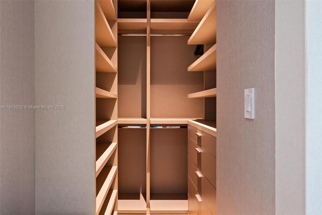 出租: $55,000 (5 贝兹, 5 浴室, 4250 平方英尺)