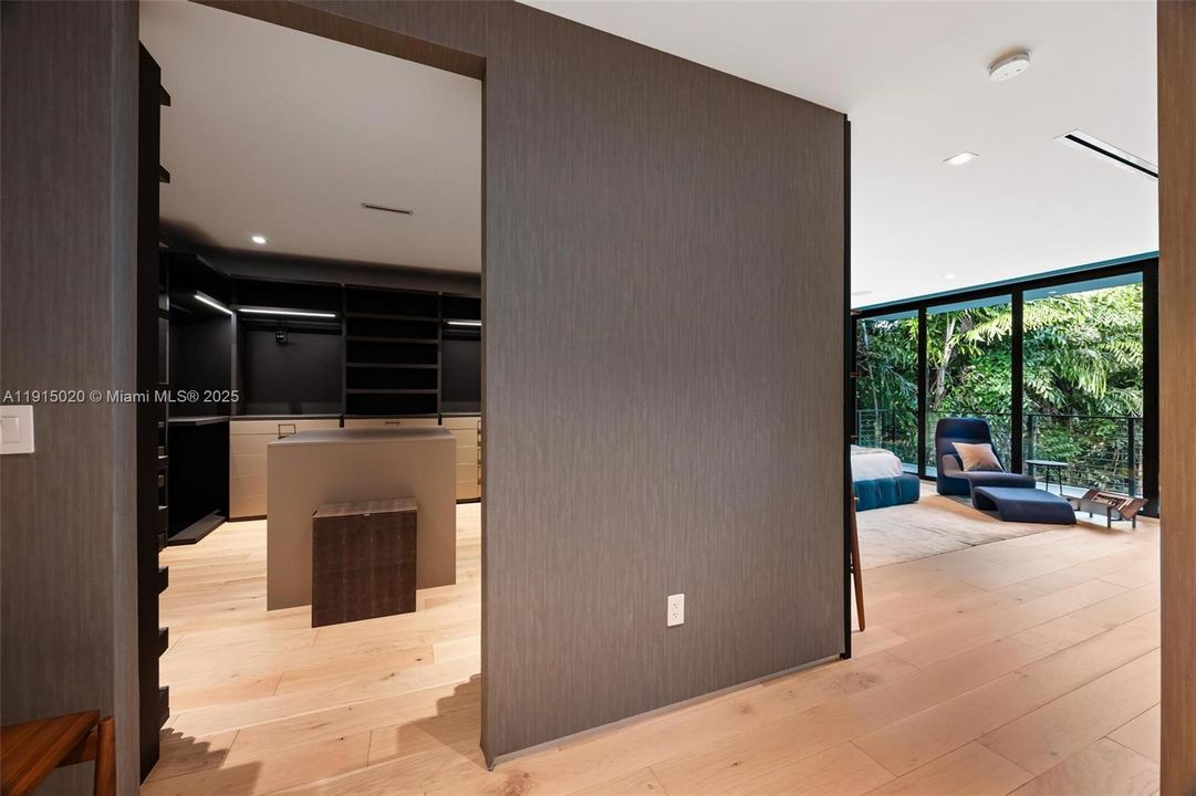 出租: $55,000 (5 贝兹, 5 浴室, 4250 平方英尺)