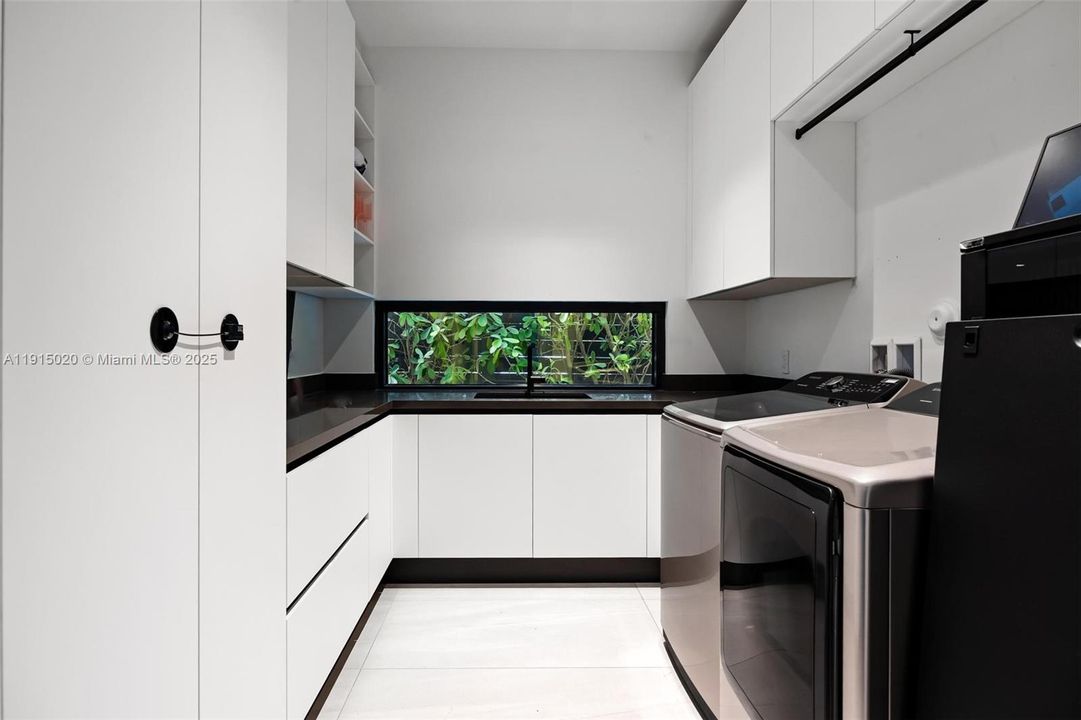 出租: $55,000 (5 贝兹, 5 浴室, 4250 平方英尺)