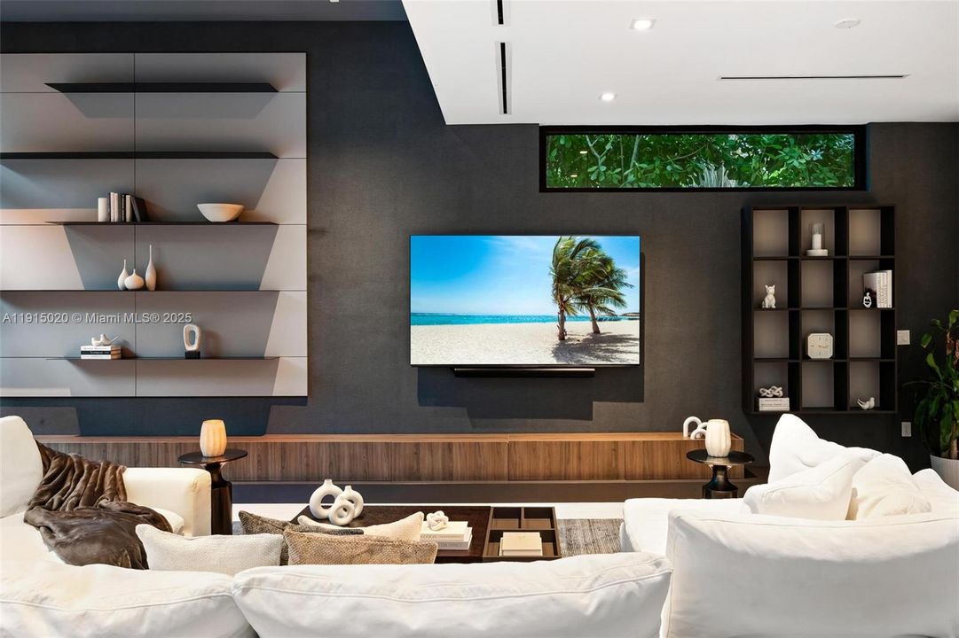 出租: $55,000 (5 贝兹, 5 浴室, 4250 平方英尺)