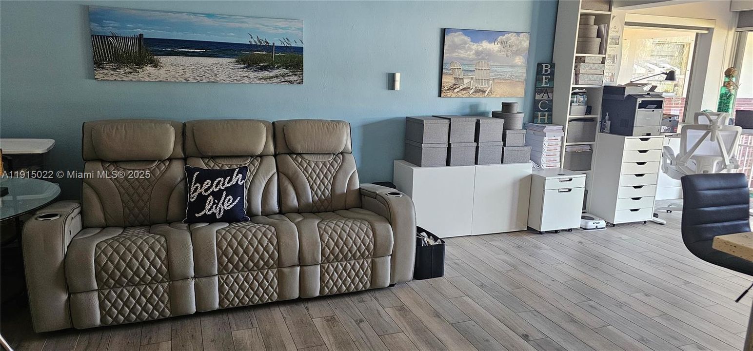 For Sale: $239,900 (1 beds, 1 baths, 652 Square Feet)