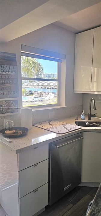 For Sale: $239,900 (1 beds, 1 baths, 652 Square Feet)