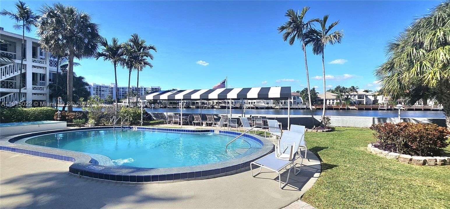 For Sale: $239,900 (1 beds, 1 baths, 652 Square Feet)