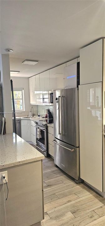 For Sale: $239,900 (1 beds, 1 baths, 652 Square Feet)