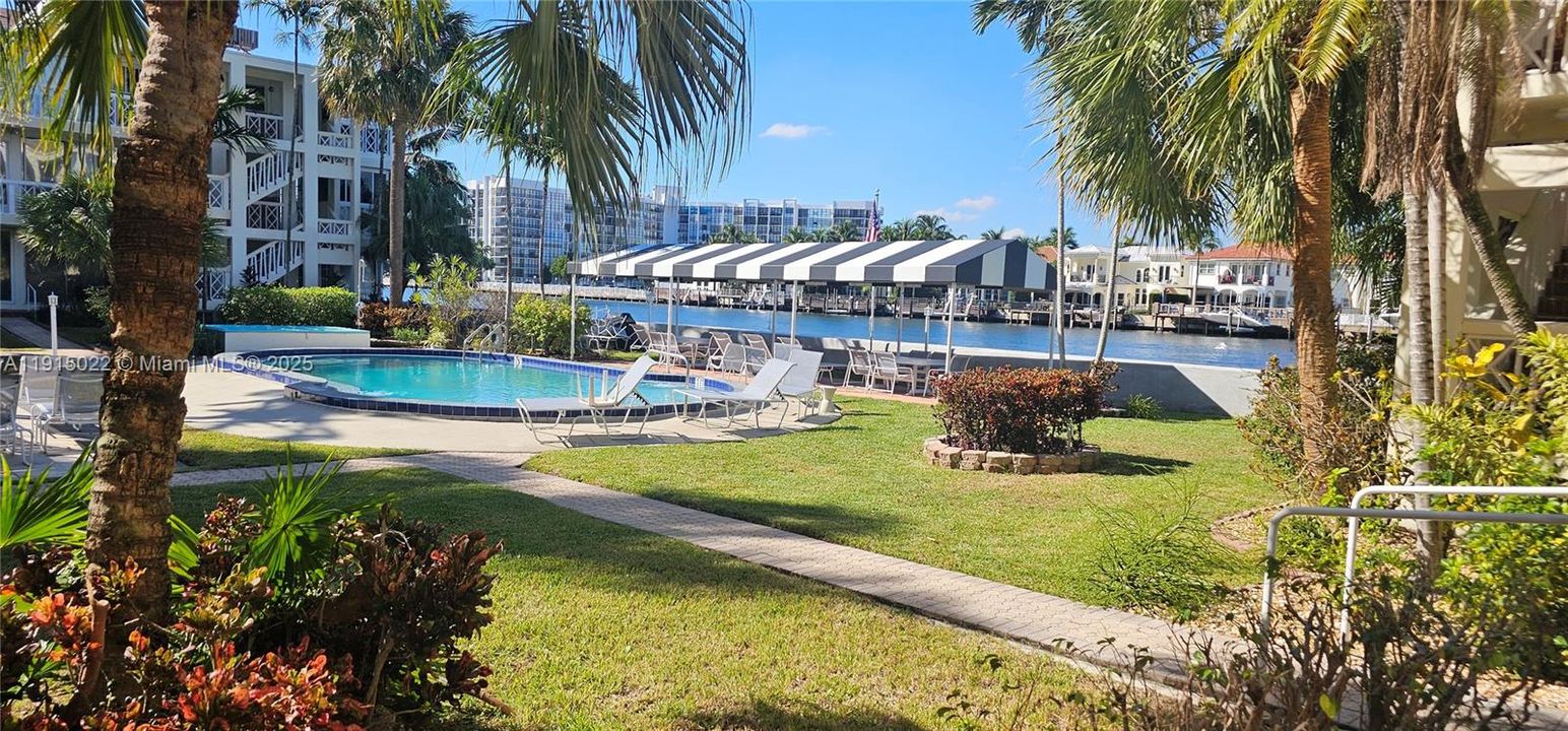 For Sale: $239,900 (1 beds, 1 baths, 652 Square Feet)