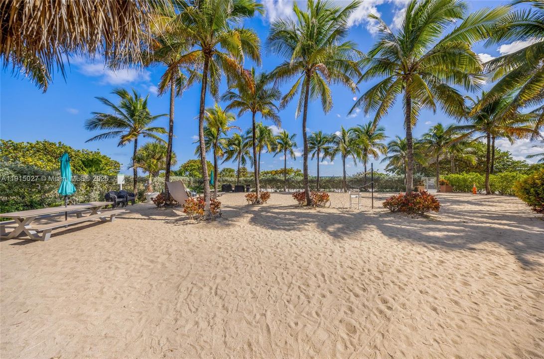 For Sale: $589,000 (2 beds, 2 baths, 997 Square Feet)