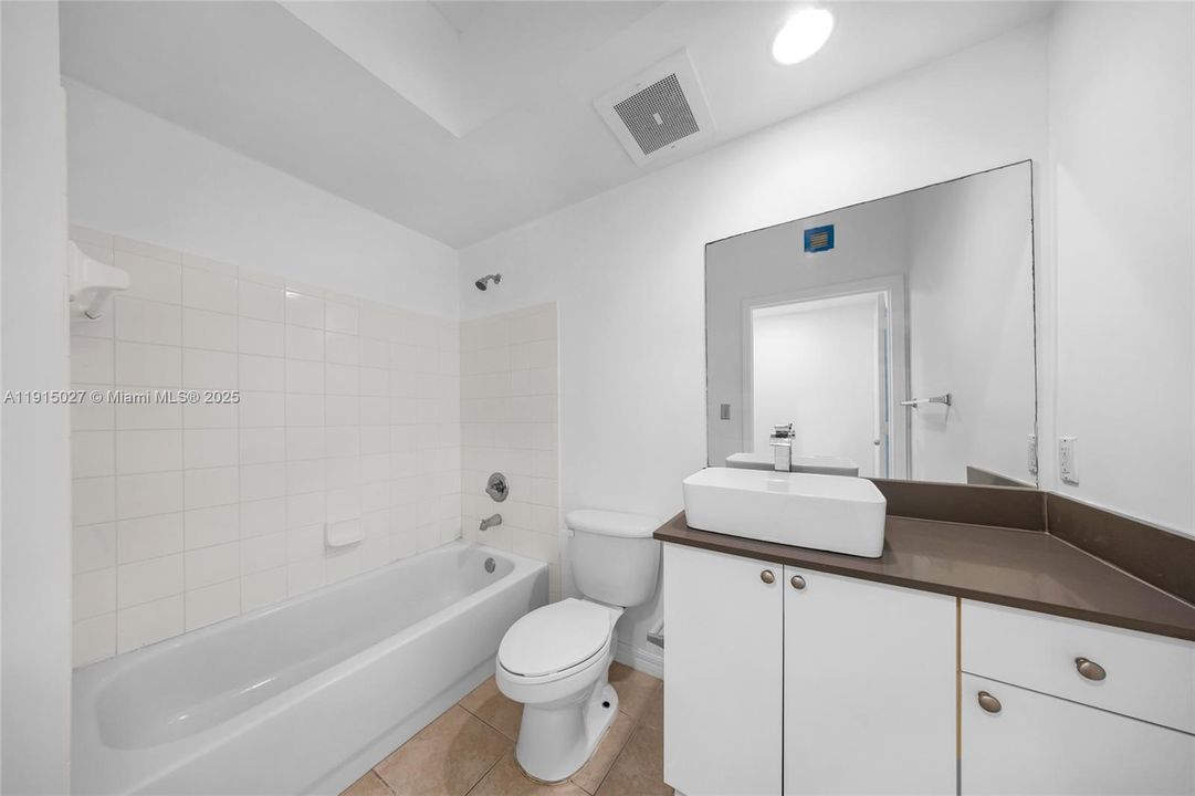 For Sale: $589,000 (2 beds, 2 baths, 997 Square Feet)