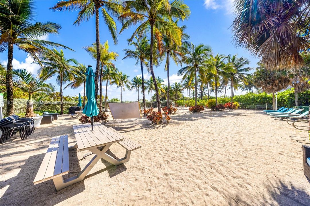 For Sale: $589,000 (2 beds, 2 baths, 997 Square Feet)