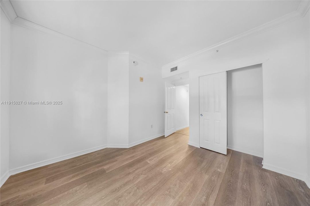 For Sale: $589,000 (2 beds, 2 baths, 997 Square Feet)