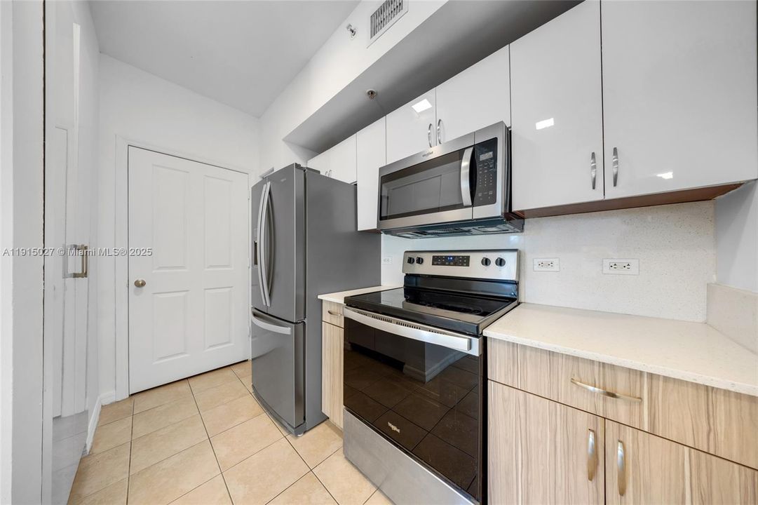 For Sale: $589,000 (2 beds, 2 baths, 997 Square Feet)