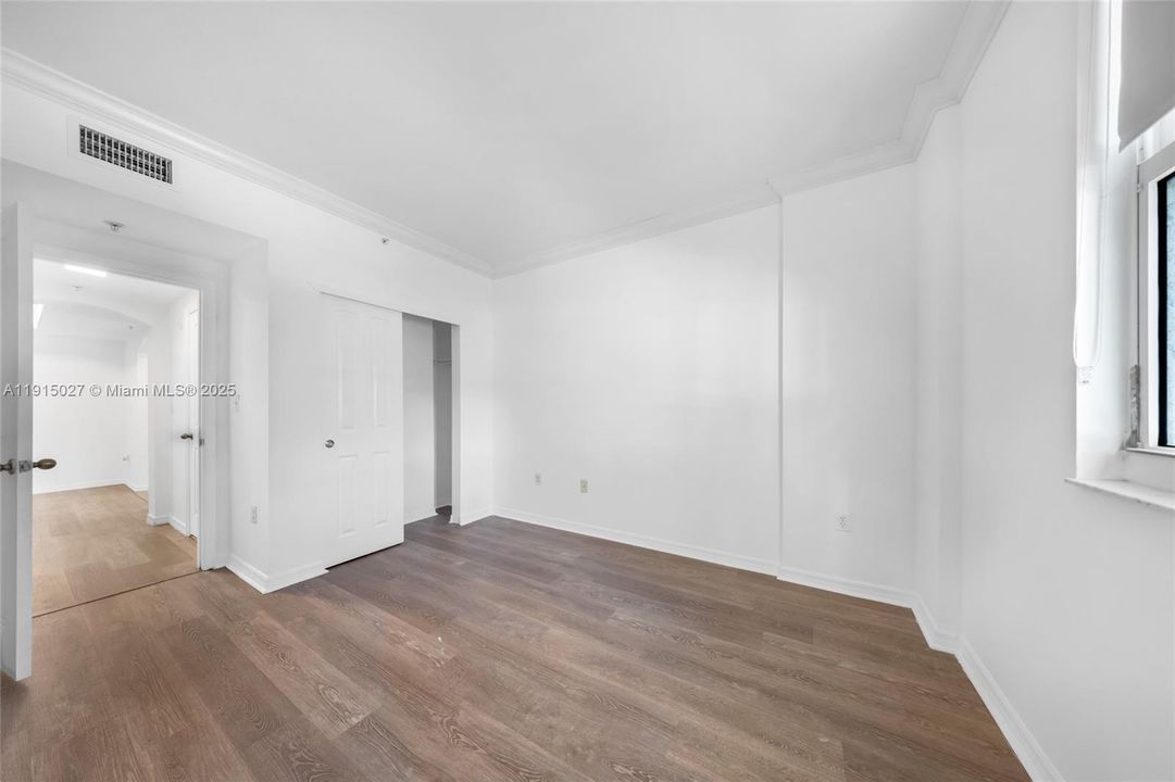 For Sale: $589,000 (2 beds, 2 baths, 997 Square Feet)