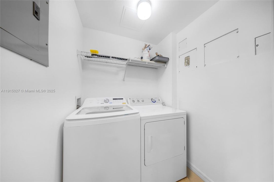 For Sale: $589,000 (2 beds, 2 baths, 997 Square Feet)