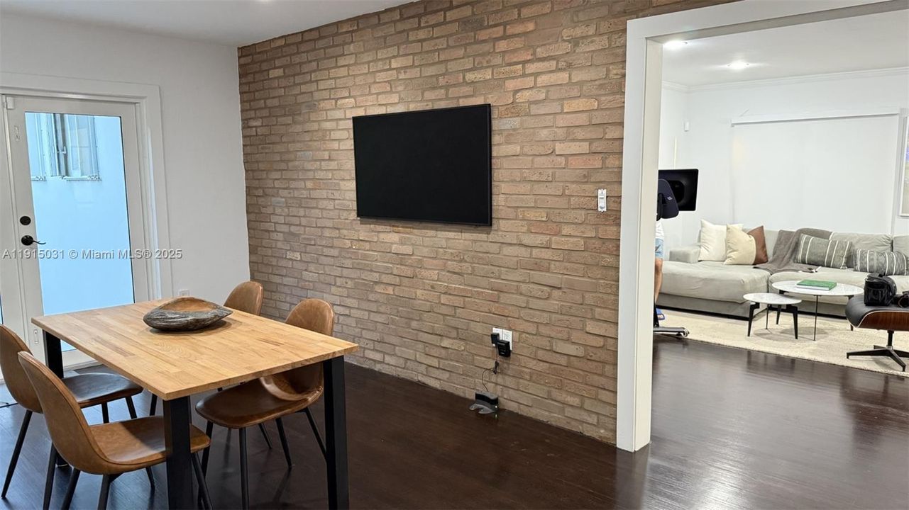 Под контрактом: $5,500 (2 спален, 2 ванн, 1487 Квадратных фут)