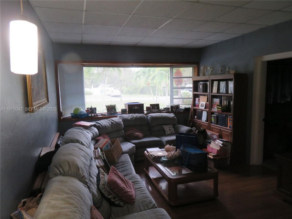 待售: $2,294,900 (3 贝兹, 1 浴室, 1801 平方英尺)