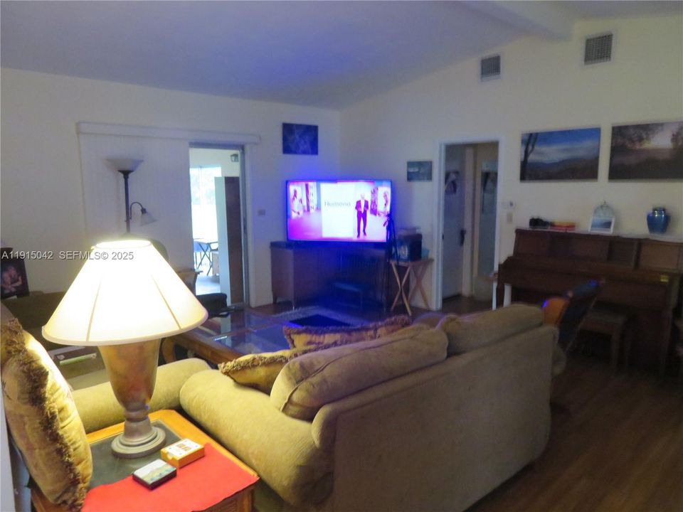 待售: $2,294,900 (3 贝兹, 1 浴室, 1801 平方英尺)