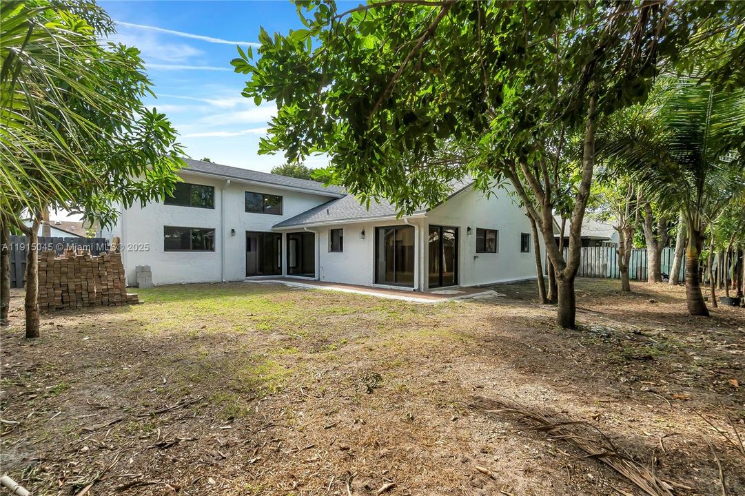 合同活跃: $3,800 (4 贝兹, 2 浴室, 1750 平方英尺)