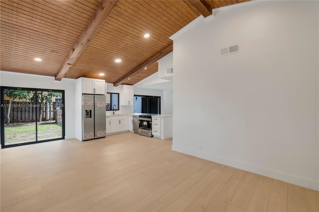 合同活跃: $3,800 (4 贝兹, 2 浴室, 1750 平方英尺)