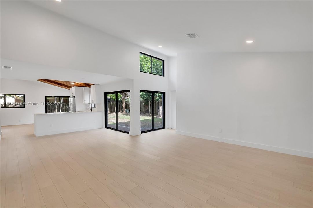 合同活跃: $3,800 (4 贝兹, 2 浴室, 1750 平方英尺)