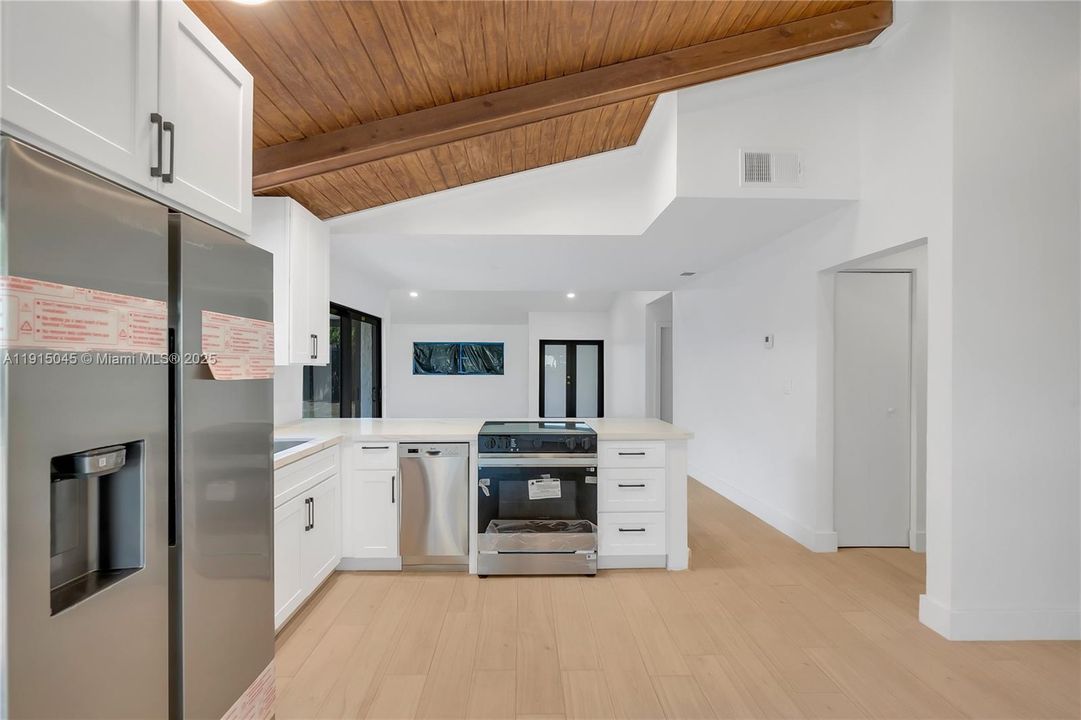 合同活跃: $3,800 (4 贝兹, 2 浴室, 1750 平方英尺)