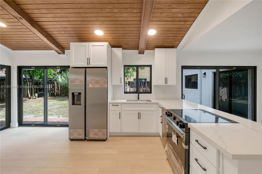 合同活跃: $3,800 (4 贝兹, 2 浴室, 1750 平方英尺)