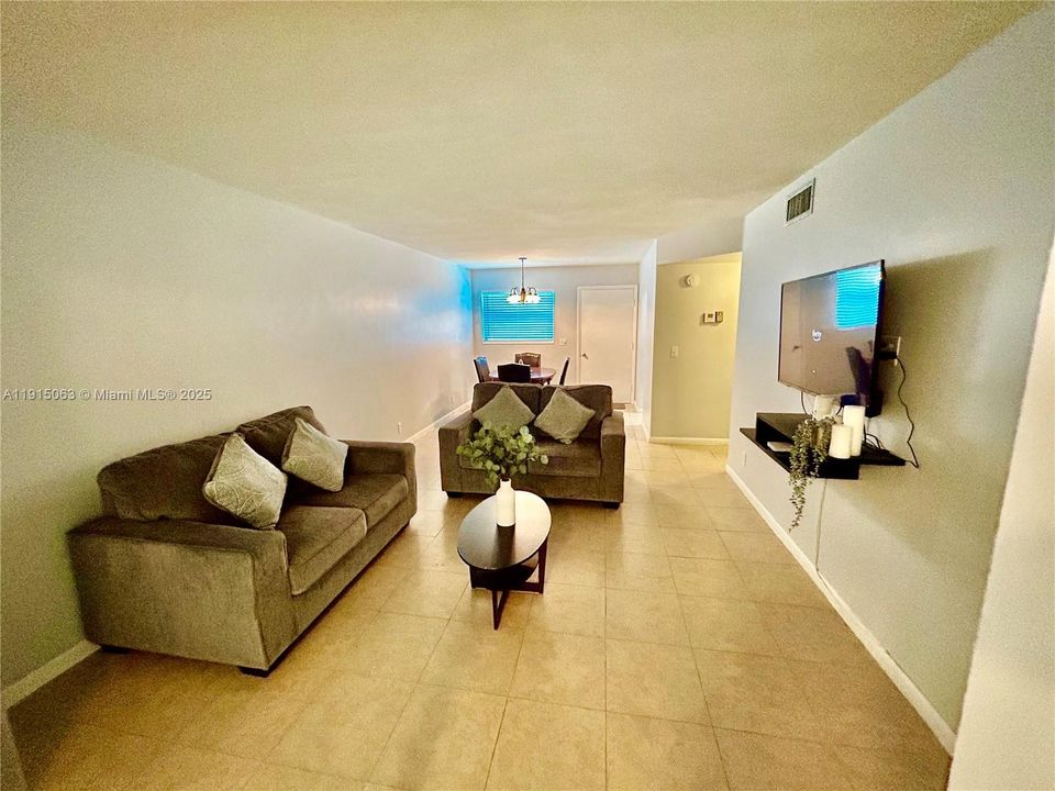 待售: $104,999 (1 贝兹, 1 浴室, 624 平方英尺)