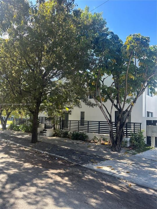 Recently Rented: $2,700 (2 beds, 1 baths, 650 Square Feet)