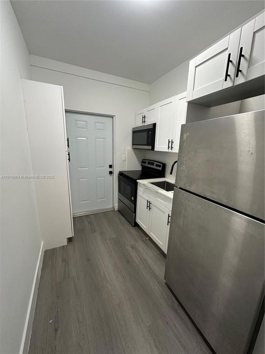 Recently Rented: $2,700 (2 beds, 1 baths, 650 Square Feet)