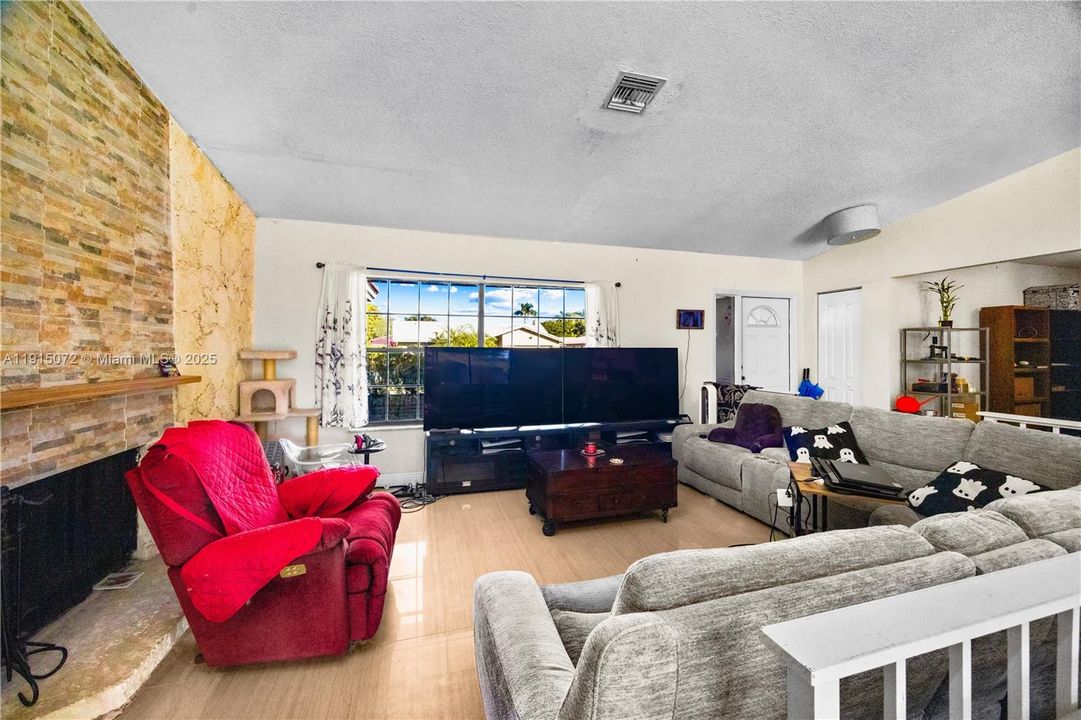 待售: $875,000 (4 贝兹, 2 浴室, 2519 平方英尺)