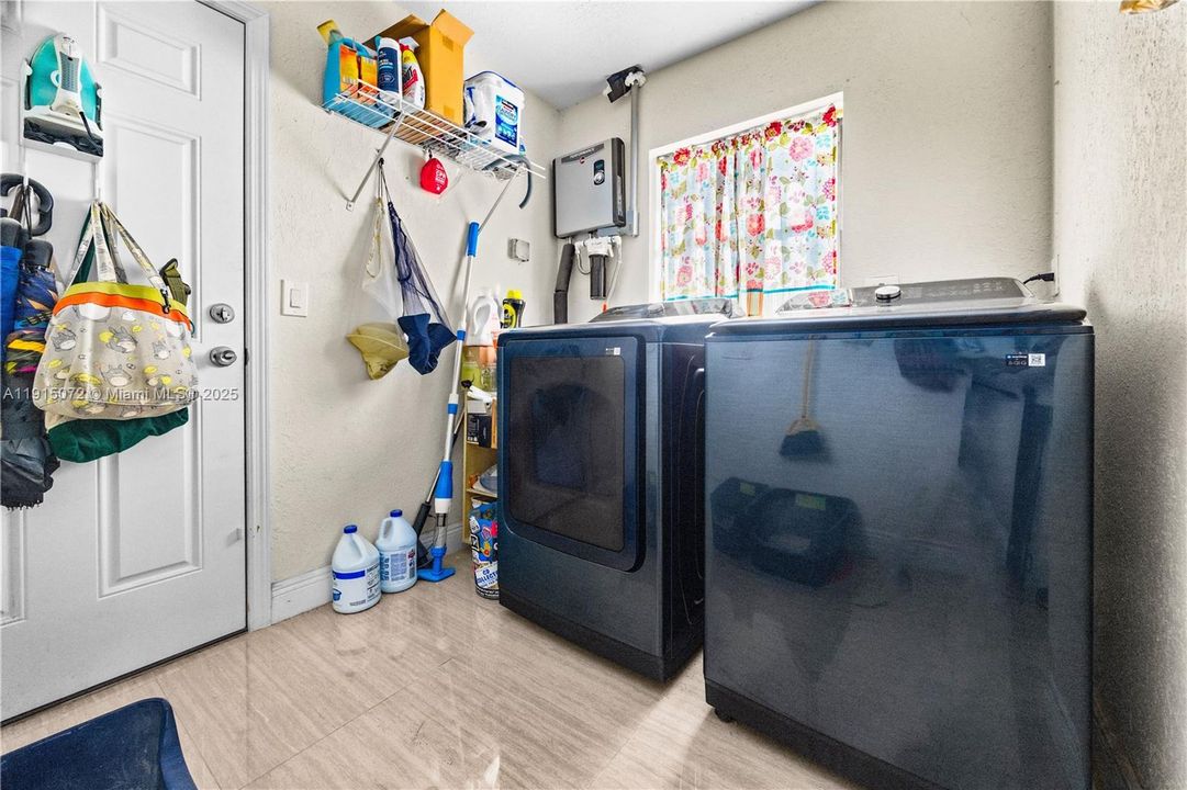 待售: $875,000 (4 贝兹, 2 浴室, 2519 平方英尺)