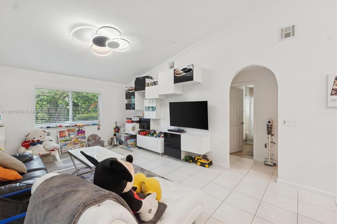 For Sale: $834,000 (3 beds, 2 baths, 2004 Square Feet)