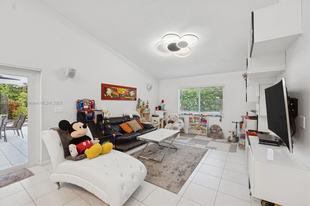 For Sale: $834,000 (3 beds, 2 baths, 2004 Square Feet)