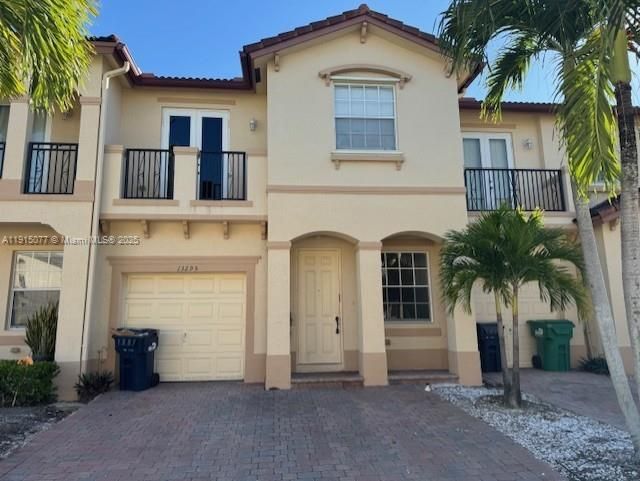 合同活跃: $2,890 (3 贝兹, 2 浴室, 1733 平方英尺)