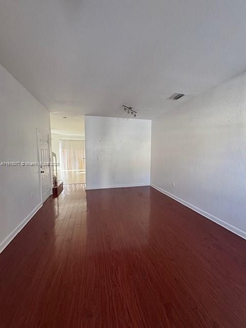 合同活跃: $2,890 (3 贝兹, 2 浴室, 1733 平方英尺)