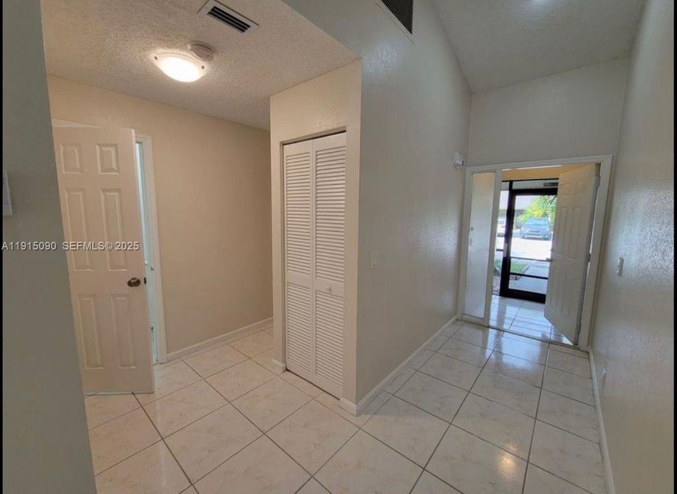 出租: $2,550 (2 贝兹, 2 浴室, 1279 平方英尺)