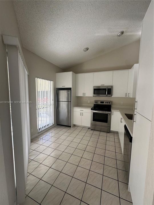 出租: $2,550 (2 贝兹, 2 浴室, 1279 平方英尺)