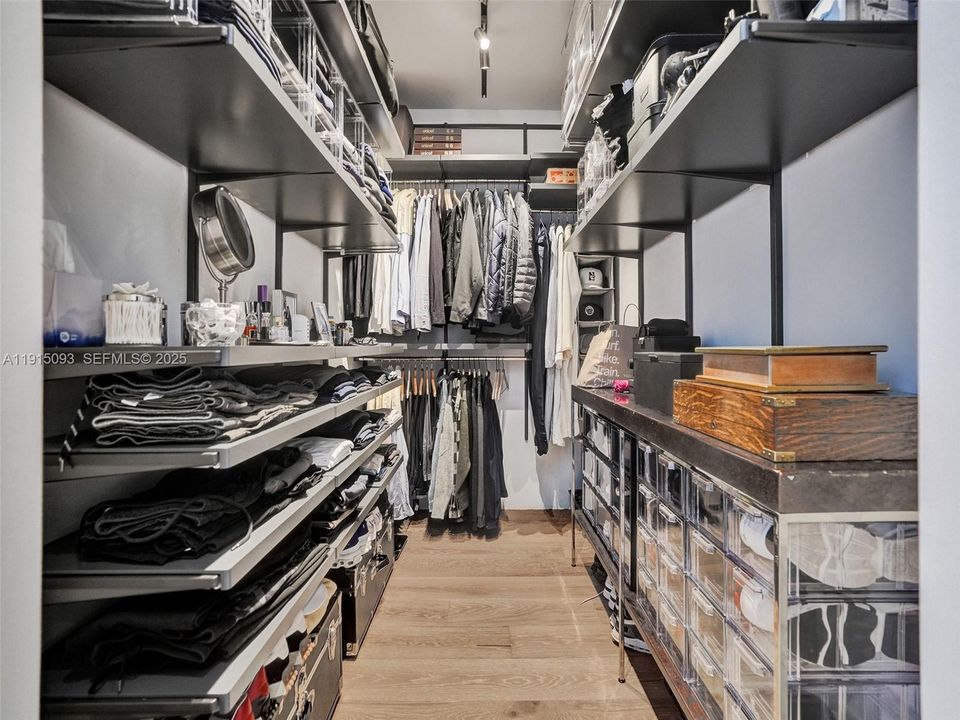 For Sale: $896,000 (3 beds, 2 baths, 2305 Square Feet)