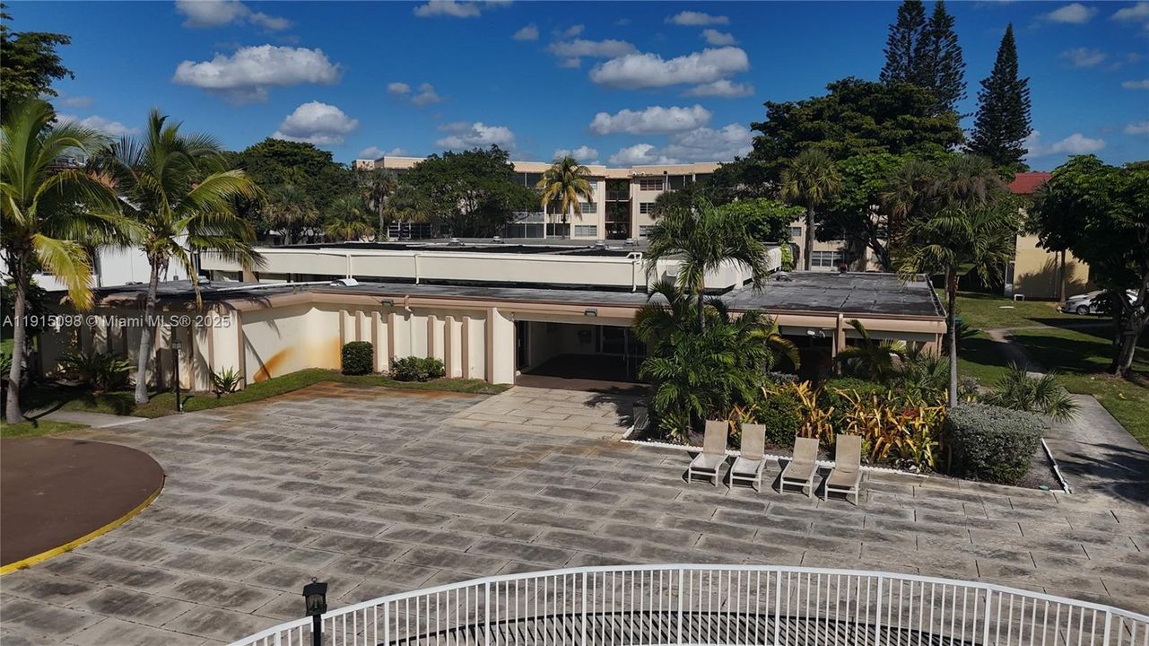 合同活跃: $135,000 (1 贝兹, 1 浴室, 954 平方英尺)