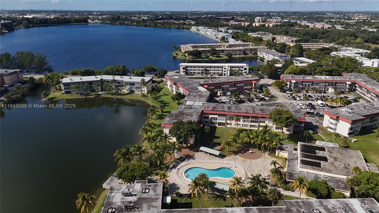 合同活跃: $135,000 (1 贝兹, 1 浴室, 954 平方英尺)