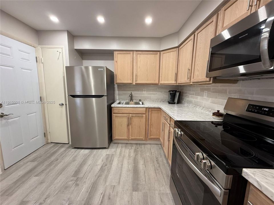 合同活跃: $135,000 (1 贝兹, 1 浴室, 954 平方英尺)