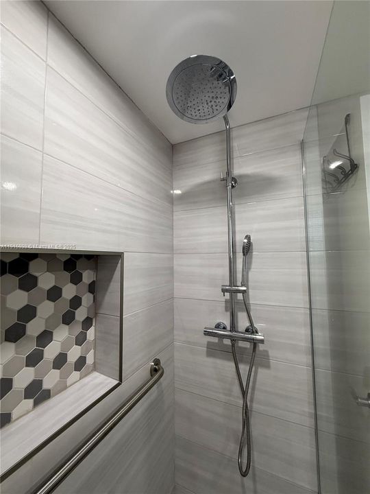 合同活跃: $135,000 (1 贝兹, 1 浴室, 954 平方英尺)