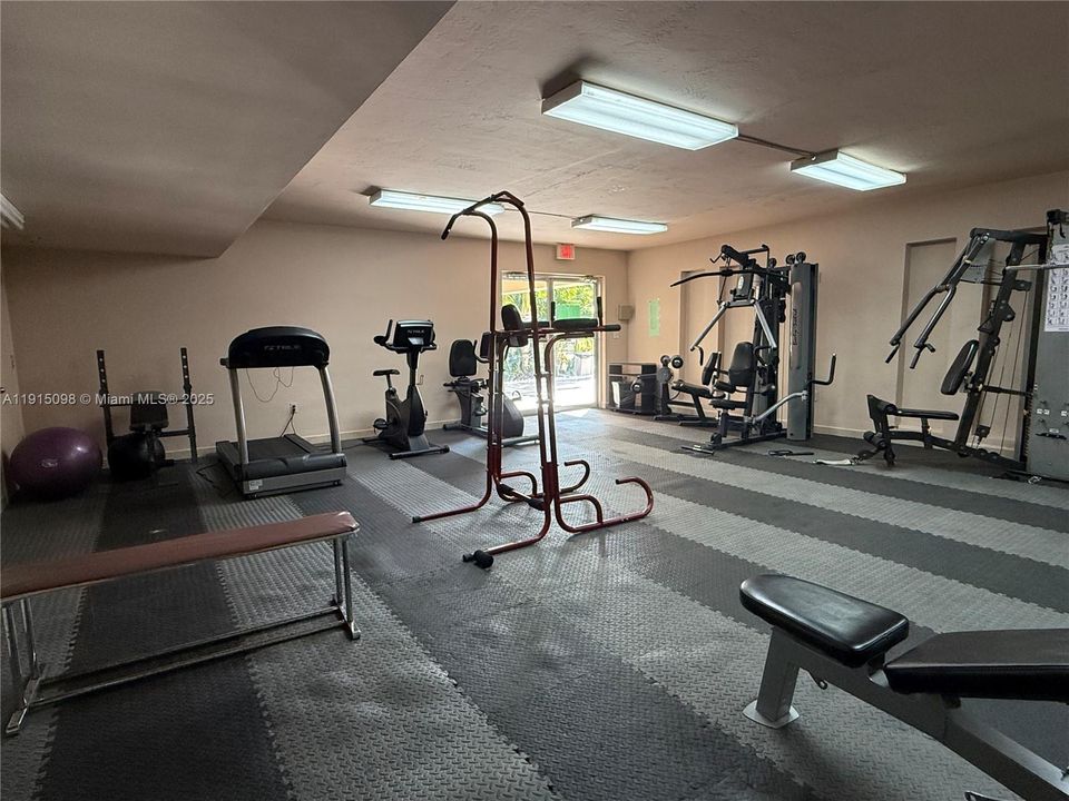 合同活跃: $135,000 (1 贝兹, 1 浴室, 954 平方英尺)